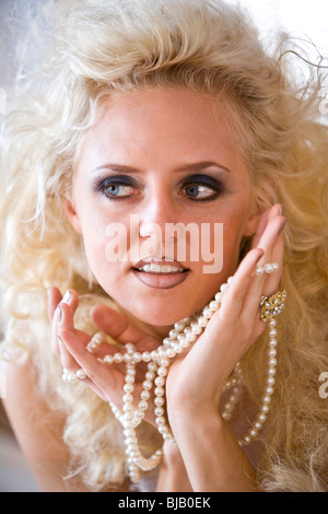 Kopfschuss von schöne junge blonde Frau mit lockigem Haar Stockfoto