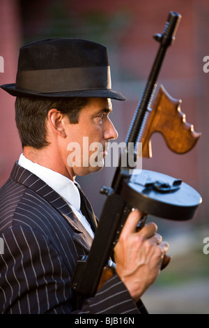 Profil von Gangster hält Tommy gun Stockfoto