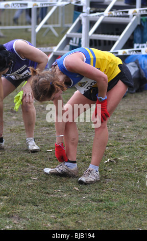 Frau Läufer entfernen Timing Chip am Ende des cross-country-Rennen, Cofton Park, Birmingham, UK Stockfoto