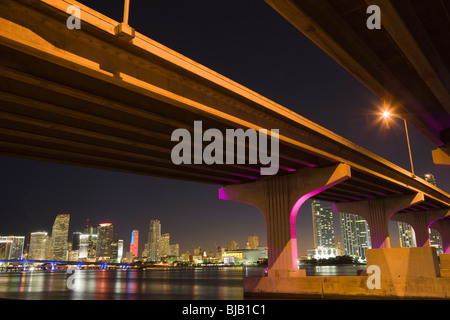 Skyline von Miami aus gesehen unter MacArthur Causeway, Florida, USA Stockfoto