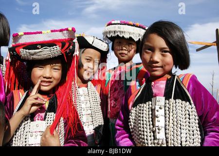 Lisu Kinder auf der Straße zwischen Pai und Mae Hong Son in Nord-Thailand Stockfoto