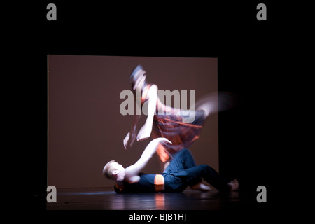 Zwei Tänzer in Bewegungsunschärfe in ein modernes Ballett-Produktion erfasst. Stockfoto