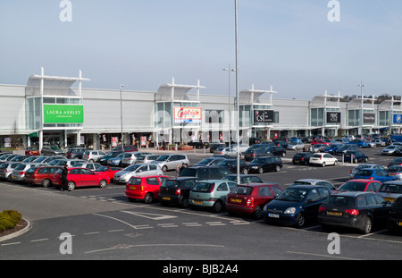 Geschäfte und Parkplatz am Giltbrook Retail Park in der Nähe von Nottingham England UK mit High Street Einzelhändler prominente Stockfoto