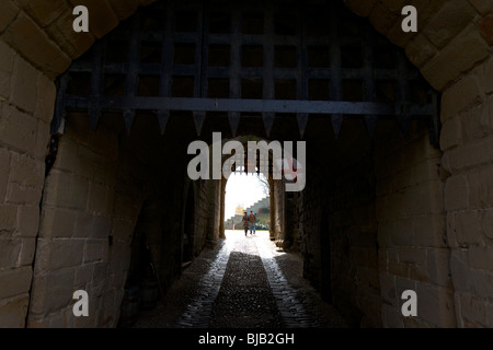 Die zwei Fallgatter im Torhaus Schloss Warwick in Großbritannien Stockfoto