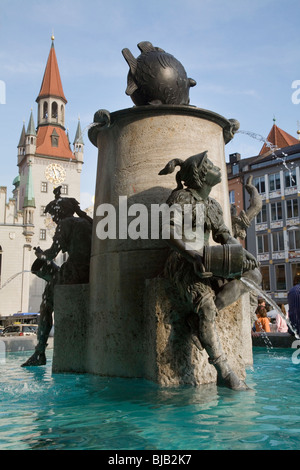 Fischbrunnen (Fischbrunnen) am Marienplatz mit der Altes Rthaus in den Rücken. München, Deutschland Stockfoto