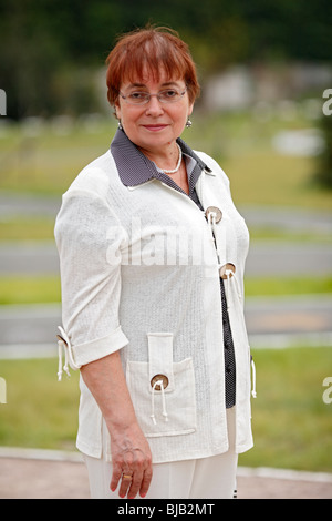 Applying Frau im freien Stockfoto