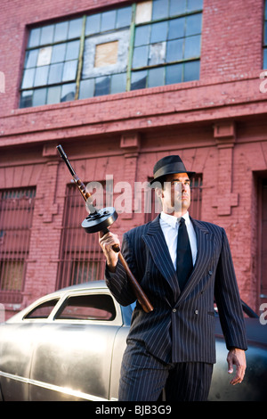 Gangster hält Tommy Gun auf Suche Stockfoto