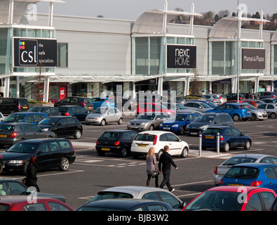 Geschäfte und Parkplatz am Giltbrook Retail Park in der Nähe von Nottingham England UK mit High Street Einzelhändler prominente Stockfoto