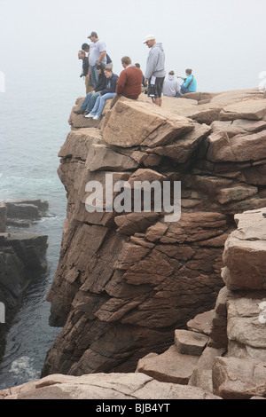 Touristen an der Küste im Arcadia Nationalpark auf Mount Desert Island, Bar Harbor, USA Stockfoto