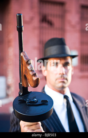 Gangster halten Tommy Gun, Fokus auf Waffe Stockfoto