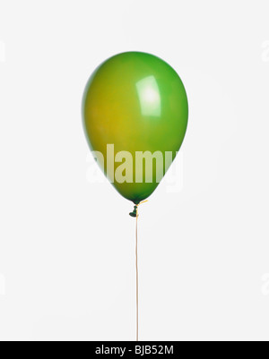 grüner Ballon mit Multifunktionsleiste Ausschnitt auf weißem Hintergrund Stockfoto