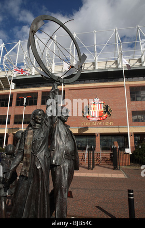Die Bronzeskulptur "Fans past and present" außerhalb der Stadium of Light, Heimat von Sunderland Fußballverein. England Stockfoto