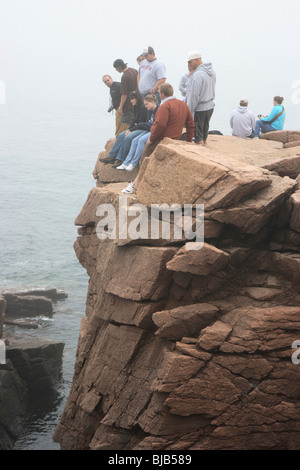 Touristen an der Küste im Arcadia Nationalpark auf Mount Desert Island, Bar Harbor, USA Stockfoto