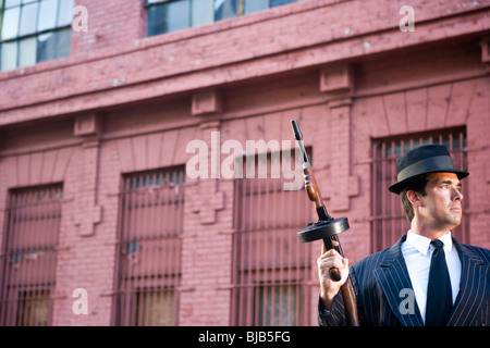 Gangster hält Tommy Gun auf Suche Stockfoto