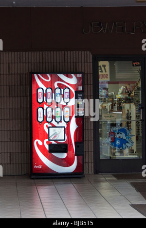 Ein Verkaufsautomat von Coca Cola Außenverkauf Nahaufnahme oben Bilder Bilder Fotos im US-amerikanischen vertikalen Hochauflöseformat Stockfoto
