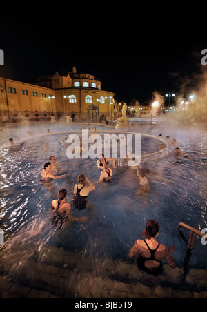 Dampf steigt aus dem Szechenyi-Bad in einer kalten Winternacht in Budapest, Ungarn Stockfoto