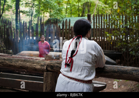 North Carolina NC Oconaluftee Village Great Smoky Mountains ein junger Mann, der in den USA ein Kanu aus Holz herstellt Stockfoto