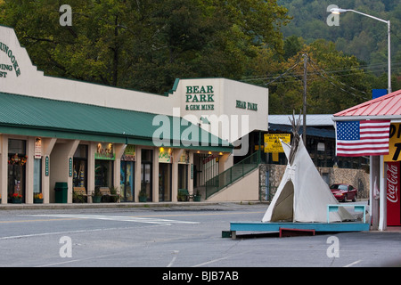 Amerikanisches Heimatdorf mit US-Flagge Cherokee Great Smoky Mountains Eastern National Park North Carolina in den USA US-amerikanisches Alltagsleben hochauflösend Stockfoto