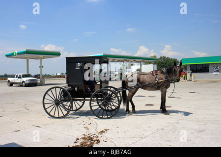 Eine Pferdekutsche Amish Leute auf eine BP-Tankstelle, Topeka, Vereinigte Staaten von Amerika Stockfoto