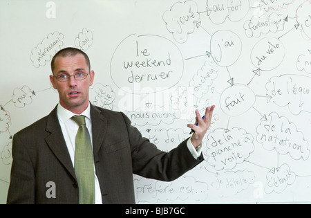 Lehrer mit "Mindmapping" white Board für Jahr 11 Französisch Sprachunterricht Klasse Gesamtschule in South Wales UK Stockfoto