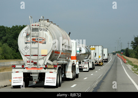 Eine Reihe von Lastwagen auf der Autobahn, Crown City, Vereinigte Staaten von Amerika Stockfoto