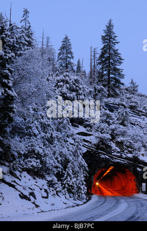 Red wawona Road Tunnel unter dem blauen schneebedeckte Berge in der Morgendämmerung im Yosemite National Park, Kalifornien, USA Stockfoto