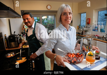 Ein paar läuft ein Bed &amp; Breakfast Gästehaus bereiten Frühstück für ihre Gäste-UK Stockfoto