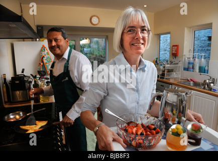 Ein paar läuft ein Bed &amp; Breakfast Gästehaus bereiten Frühstück für ihre Gäste-UK Stockfoto