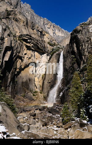 Rock-Frakturen am Lower Yosemite Falls im Winter nach einem Schneefall mit blauem Himmel Stockfoto