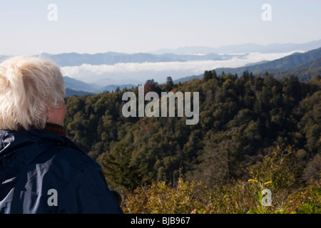 Great Smoky Mountains National Park eine Frau oben auf dem Berg Rückblick von oben oben aktiv Reisen horizontal in den USA Hi-res Stockfoto