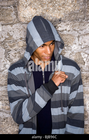 Schöne stilvolle afro-amerikanische Jüngling tragen hoodie Stockfoto