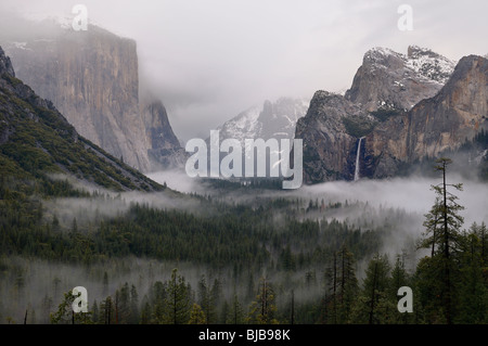 Wolken und Nebel im Yosemite Valley mit bridalveil Fall nach einem Winter regen Sturm aus Tunnel view Yosemite National Park Kalifornien USA gesehen Stockfoto