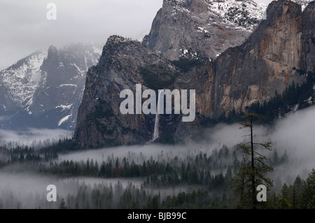 Bridalveil fall Wasserfall entleeren in Wolken und Nebel im Yosemite Valley nach einem Wintersturm von Tunnel view Yosemite National Park Kalifornien gesehen Stockfoto