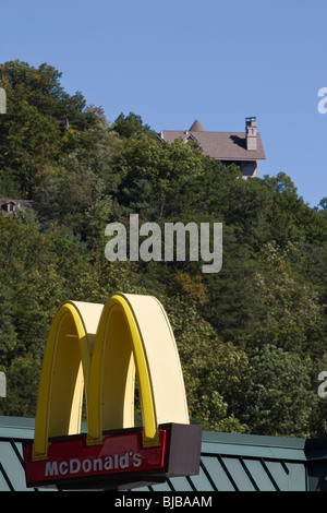 Hauptstraße im Stadtzentrum Gatlinburg Tennessee TN in den USA großes McDonalds Logo Restaurant Nordamerika US Daily Life Hi-res Stockfoto