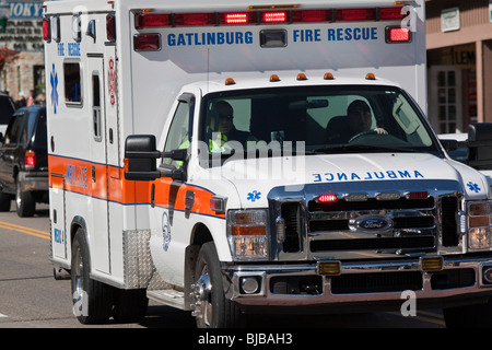 Amerikanischer Krankenwagen auf einer Hauptstraße in der Innenstadt von Gatlinburg Tennessee TN in den USA USA USA Nordamerika US-amerikanischer Alltagsbetrieb horizontale Hochauflösung Stockfoto