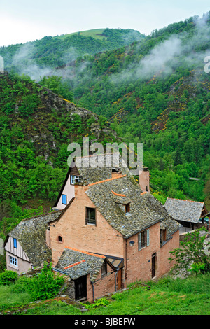 Stadtarchitektur, Landhaus mit traditionellen Schieferdach, Conques, Frankreich Stockfoto