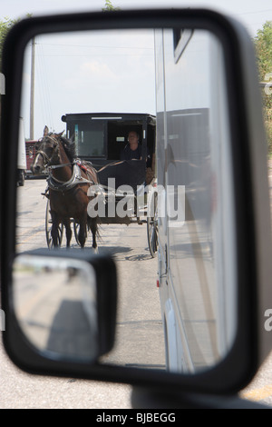 Eine Pferdekutsche Amish Leute in einen Rückspiegel, Topeka, Vereinigte Staaten von Amerika Stockfoto
