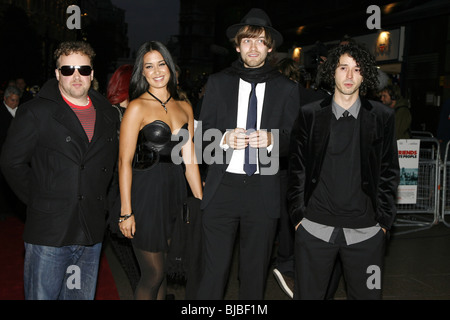 TROTTELLUMMEN WIE MAN FREUNDE VERLIERT UND ENTFREMDEN MENSCHEN FILM PREMIERE EMPIRE CINEMA WEST END LEICESTER SQUARE LONDON ENGLAND 24 Stockfoto