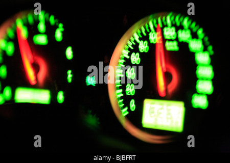 Tacho, Nacht Straße im Regen Stockfoto