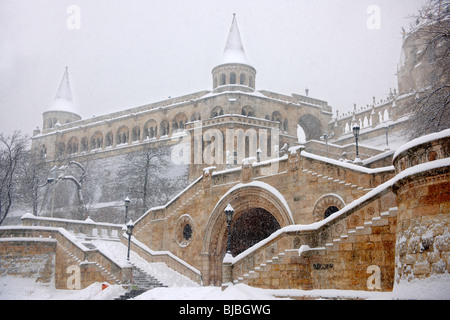 Fischerbastei im Winterschnee. Schloss Bezirk Budapest stock Fotos Stockfoto