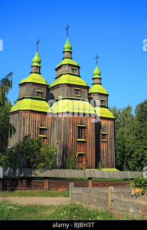 Ukrainische traditionelle hölzerne Kirche, Pirogowo (Pyrohiv), Freilichtmuseum der Architektur, in der Nähe von Kiew, Ukraine Stockfoto