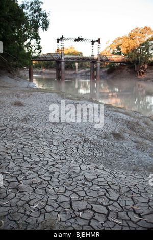 Darling River mit Wilcannia Brücke in Wilcannia, NSW, australischen outback. Stockfoto