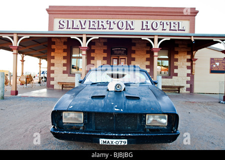 Mad max Auto Replik vor Silverton Hotel, Outback NSW, Australien Stockfoto