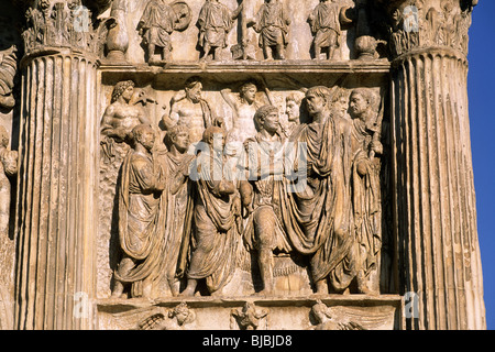 Italien, Kampanien, Benevento, Trajans Bogen, römisches Flachrelief aus nächster Nähe Stockfoto