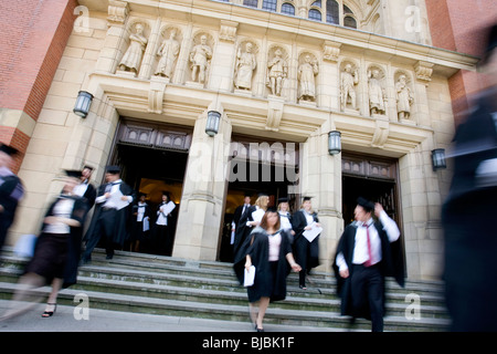 Studenten Absolventen verlassen die Universität Birmingham Rittersaal nach dem Abitur ihre Studiengänge. Stockfoto