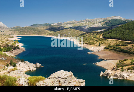 Der Camporedondo-Stausee (Embalse de Camporedondo) und das Dorf von Alba de Los Cardaños, Provinz Palencia, Nordspanien Stockfoto