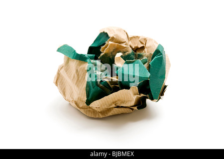 Zerknittertes Papier auf weißem Hintergrund Stockfoto