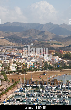 Die neue Marina und Strand von Puerto de Mazarron mit Bergen im Hintergrund Murcia Costa Calida Spanien Stockfoto