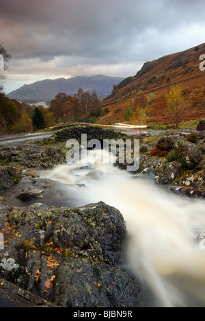 Auto Lichter Ashness Brücke mit Skiddaw In der Ferne Stockfoto