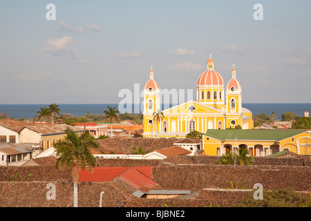 Die Kathedrale von Granada und Nicaragua-See im Hintergrund, Granada Nicaragua Stockfoto